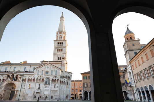 Food and wine tour with a local guide in Modena in 2 hours